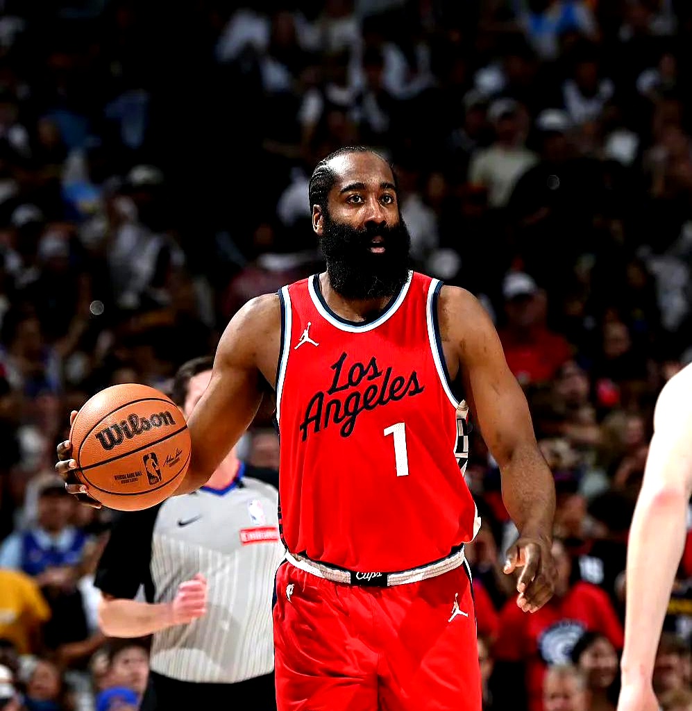 包含赛地聚焦：NBA总决赛清晨热度飙升，那不勒斯更衣室发声，悬念犹存，身体对抗强度拉满的词条